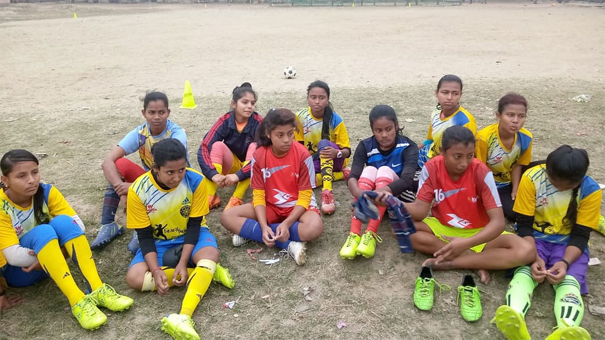 স্বপ্নচূড়া অ্যান্ড আক্কেলপুর ক্লাবের ফুটবলাররা। ছবি: সংগৃহীত