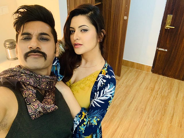 ‘পাফ ড্যাডি’র শুটিংয়ে পরীমনি ও সজল। ছবি: ফেসবুক