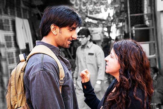 গালি বয় সিনেমার সেটে রণবীর সিংকে দৃশ্য বুঝিয়ে দিচ্ছেন পরিচালক জোয়া আখতার। ফিল্মফেয়ারে বাজিমাত করেছে এই ছবি। ছবি: ইনস্টাগ্রাম