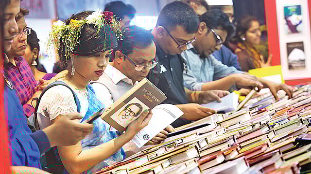 অমর একুশে গ্রন্থমেলায় দর্শনার্থীদের ভিড়। গতকাল সোহরাওয়ার্দী উদ্যানে।  প্রথম আলো