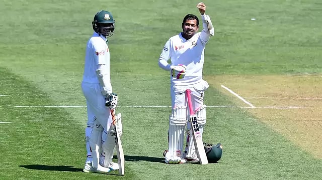 সাদা পোশাকে সাকিবের সঙ্গে মুশফিক। প্রথম আলো ফাইল ছবি