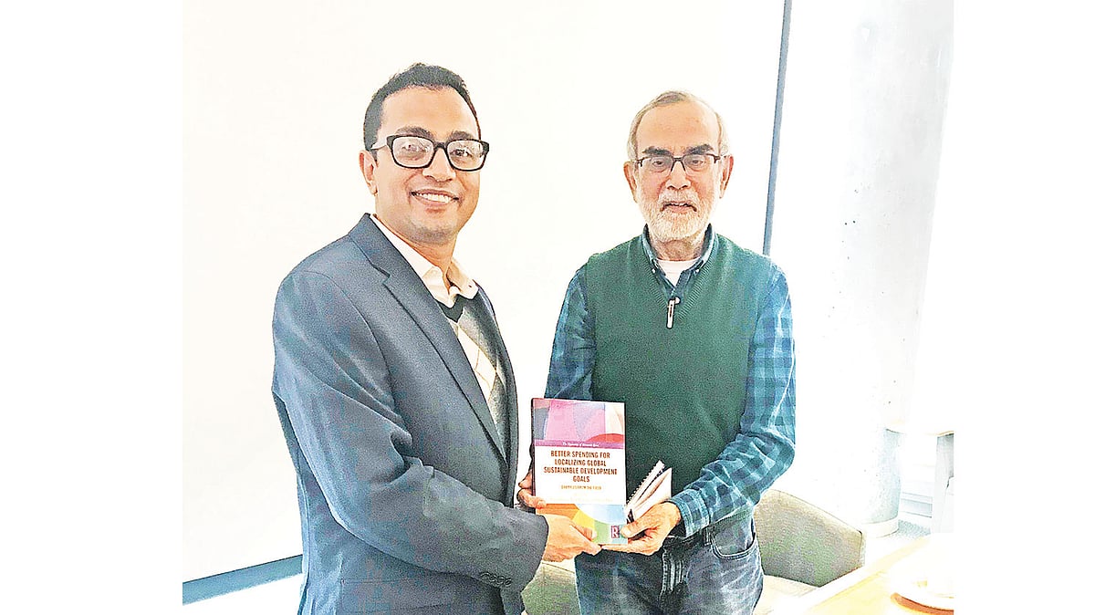 এসডিজি-বিষয়ক বইয়ের মোড়ক উন্মোচন অনুষ্ঠানে ফায়াজ বাকির ও হাসানুজ্জামান।