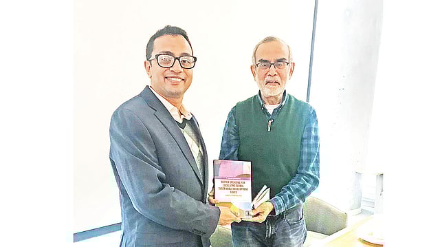 এসডিজি-বিষয়ক বইয়ের মোড়ক উন্মোচন অনুষ্ঠানে ফায়াজ বাকির ও হাসানুজ্জামান।