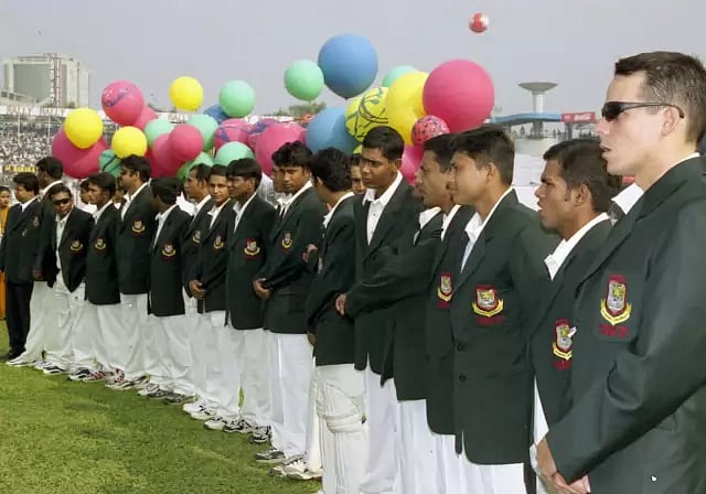২০০০ সালের ১০ নভেম্বর। টেস্টে অভিষেকের সেই ঐতিহাসিক মুহূর্ত। ছবি: প্রথম আলো।