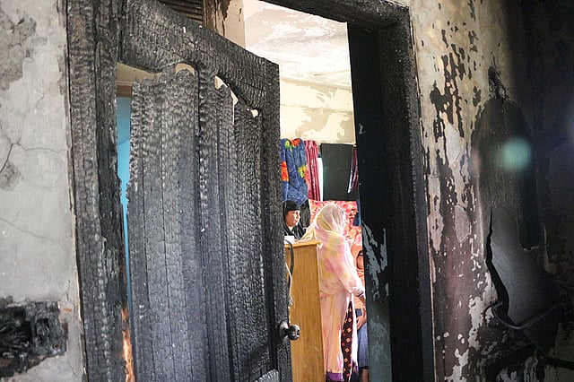 আগুন লেগে ফতুল্লার এই বাড়িটির অধিকাংশই পুড়ে গেছে। ফতুল্লা, নারায়ণগঞ্জ, ১৭ ফেব্রুয়ারি। ছবি: দিনার মাহমুদ