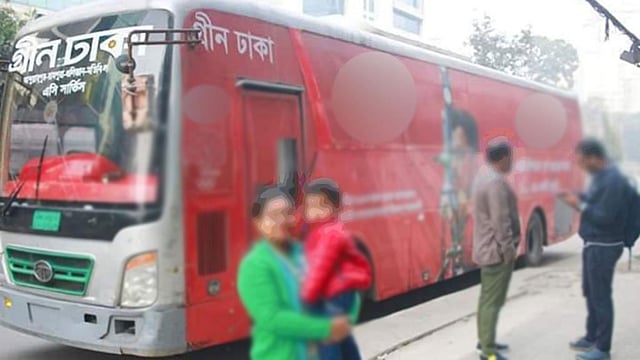 বিজ্ঞাপনে মোড়ানো বাস রাজধানীতে চলাচল করছে। ছবি: সংগৃহীত