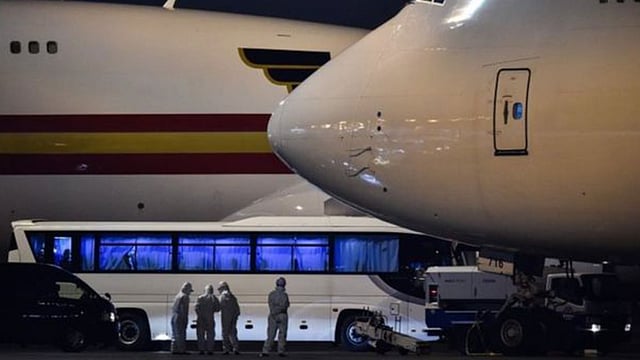 টোকিওর হানেদা বিমানবন্দর থেকে দুটি বিমানে করে মার্কিন যাত্রীদের নিজ দেশে নিয়ে যাওয়া হচ্ছে। ছবি: এএফপি