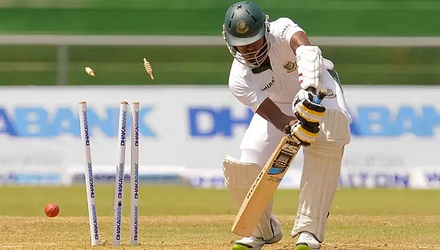 রুবেল ঠিক ব্যাটসম্যান নন। তবে বাংলাদেশের ব্যাটসম্যানদের ধারাবাহিকত দায়িত্বহীনতার প্রতীক হতে পারে এই ছবি। ছবি: ডব্লুআইসিবি