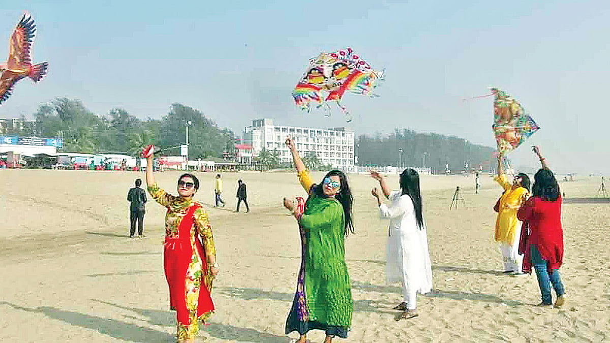 কক্সবাজার সৈকতের লাবণী পয়েন্টে ঘুড়ি ওড়াচ্ছেন তরুণীরা। গতকাল বিকেলে। প্রথম আলো