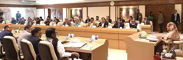 তেজগাঁওয়ে প্রধানমন্ত্রীর কার্যালয়ে মন্ত্রিসভার বৈঠক অনুষ্ঠিত হয়। সভাপতিত্ব করেন প্রধানমন্ত্রী শেখ হাসিনা। ছবি: পিআইডি