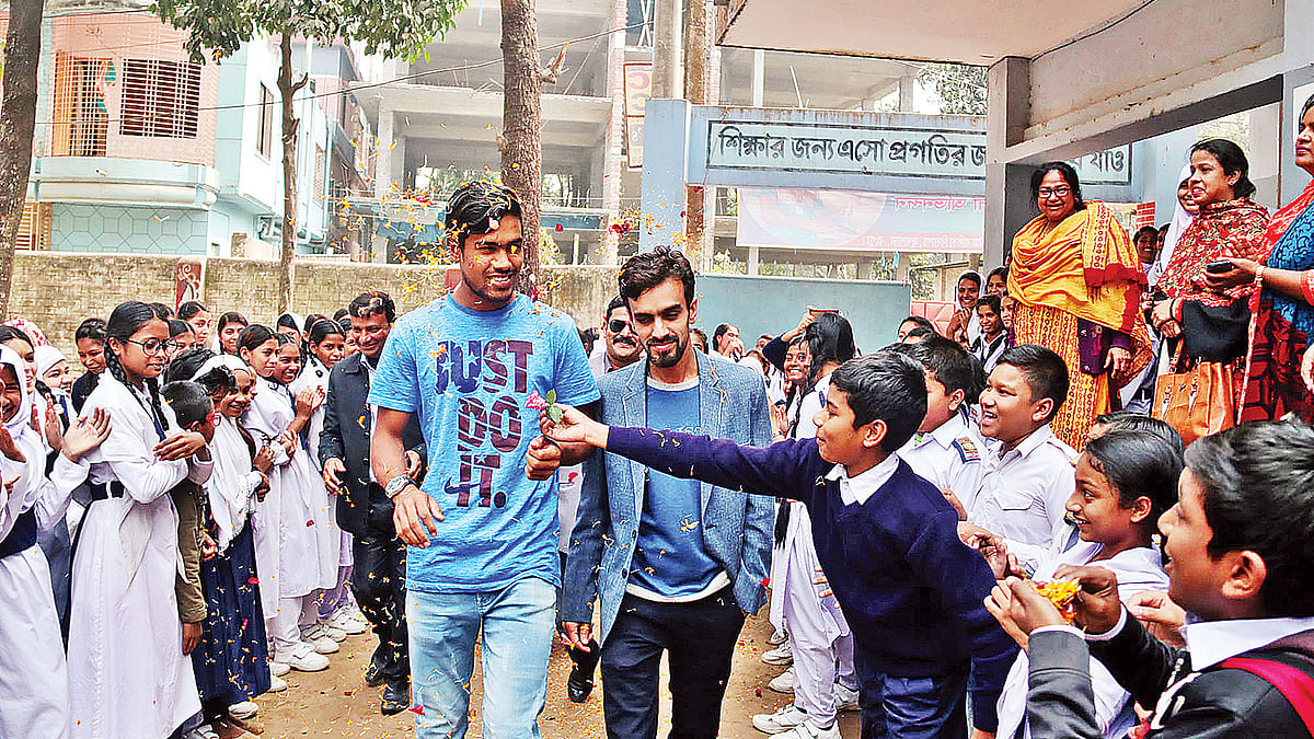 ক্রিকেটার আকবর আলীকে ফুল দিয়ে স্বাগত জানায় শিক্ষার্থীরা। গতকাল রংপুর নগরের জুম্মাপাড়ার বেগম রোকেয়া বালিকা উচ্চবিদ্যালয়ে। ছবি: প্রথম আলো