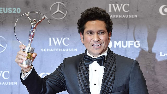 নিজের জেতা পুরস্কার হাতে টেন্ডুলকার। ছবি: এএফপি