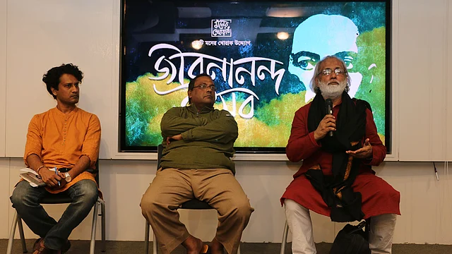 কবি জীবনানন্দ দাশের ১২১তম জন্মবার্ষিকী উপলক্ষে ‘মনের খোরাক’ আয়োজিত উৎসবে অতিথিবৃন্দ। ছবি: সংগৃহীত