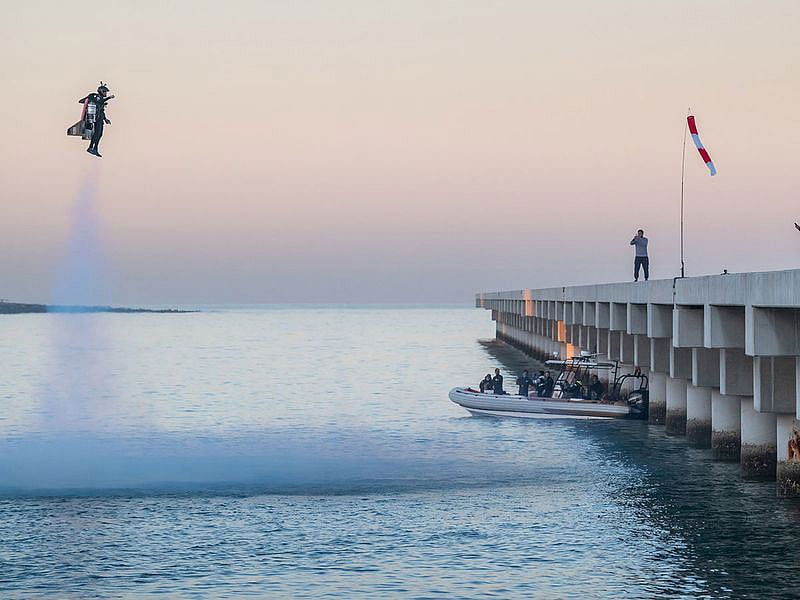 প্রযুক্তির ডানা পিঠে নিয়ে আকাশ মন্থন এখন আর শুধু কল্পনা নয়। ছবি: সংগৃহীত