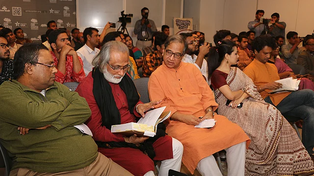 কবি জীবনানন্দ দাশের ১২১তম জন্মবার্ষিকী উপলক্ষে ‘মনের খোরাক’ আয়োজিত উৎসবে আলোচকেরা। ছবি: সংগৃহীত