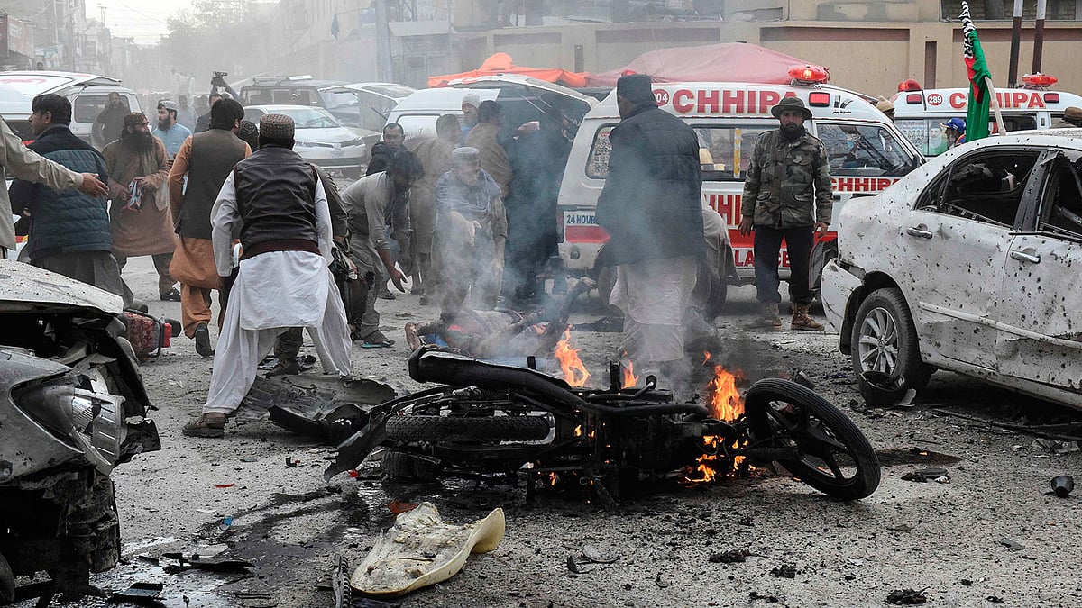 পাকিস্তানের কোয়েটায় বোমা হামলার পর ঘটনাস্থলে হতাহতদের উদ্ধারের কাজ চলছে। ছবি: এএফপি