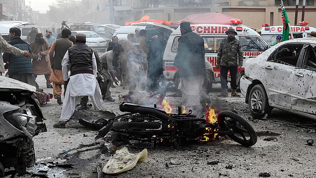 পাকিস্তানের কোয়েটায় বোমা হামলার পর ঘটনাস্থলে হতাহতদের উদ্ধারের কাজ চলছে। ছবি: এএফপি
