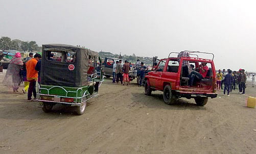 কুয়াকাটা সৈকতে অবাধে চলে এসব যানবাহন।  ছবি: প্রথম আলো