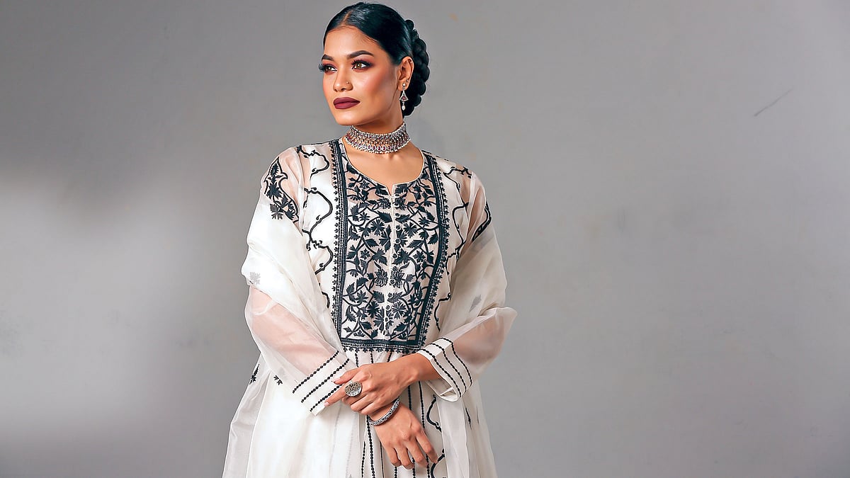 পোশাকে সাদা-কালোর অভিজাত নকশা। মডেল: ইশা, পোশাক: হুমায়রা খান, সাজ: অরা বিউটি লাউঞ্জ, ছবি: কবির হোসেন