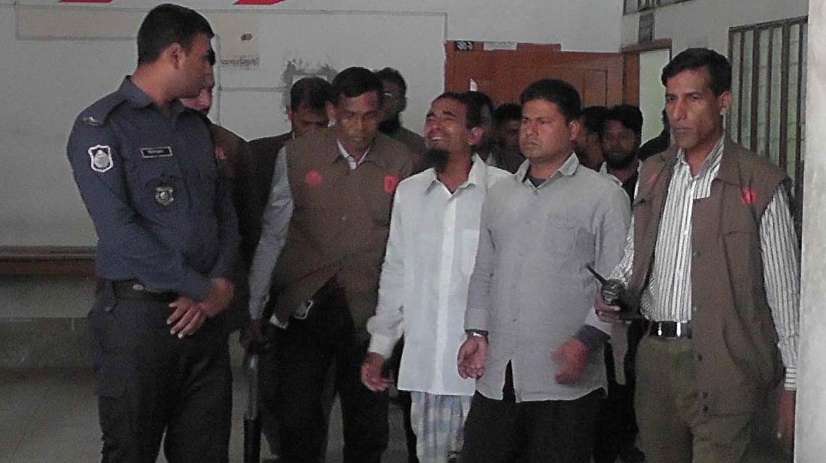 ঝালকাঠিতে জেএমবির সিরিজ বোমা হামলার ঘটনায় করা মামলায় যাবজ্জীবন দণ্ডপ্রাপ্ত দুজন। আজ বুধবার আদালত প্রাঙ্গণ থেকে তোলা ছবি। ছবি: প্রথম আলো