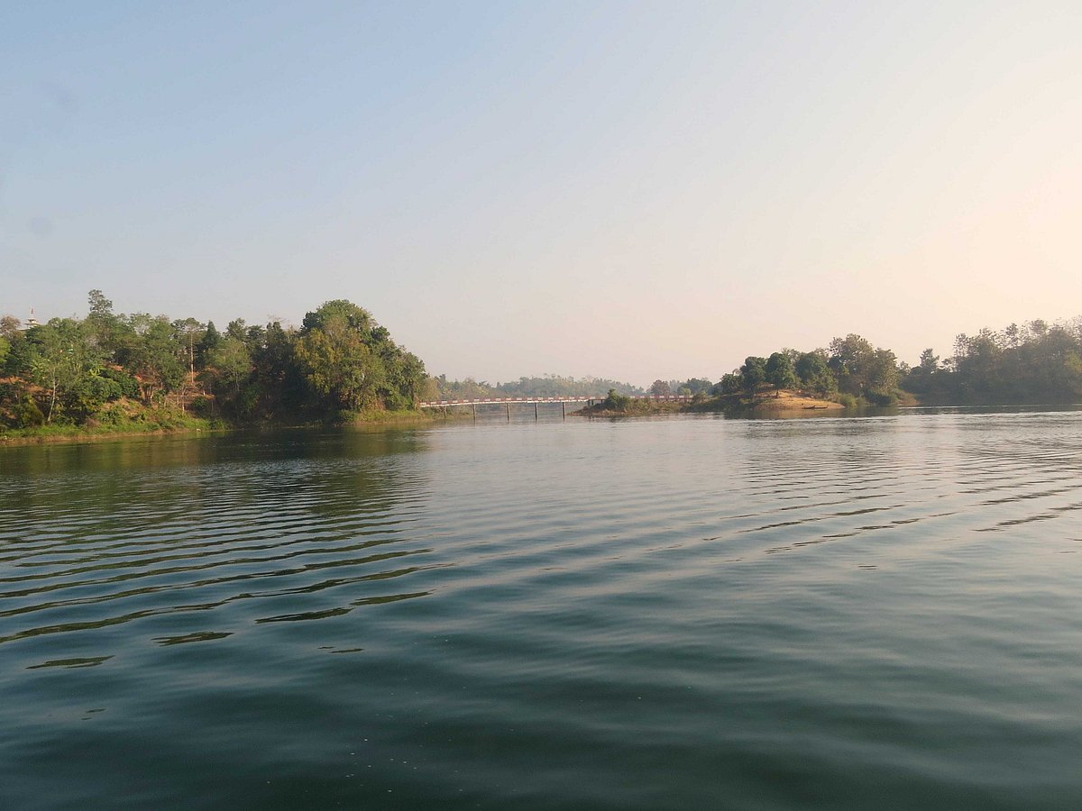 পুরো দিন নৌকায় করে কাপ্তাই লেকের ওপর ভেসে বেড়ানো যায়। দুই পাশে পাহাড় আর সামনে অজানা এক দিগন্ত। ছবি: লেখক