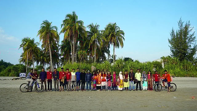 সেন্ট মার্টিনে নীল পানি আর সুবিশাল আকাশে মত্ত ছিলেন সবাই। ছবি: সংগৃহীত