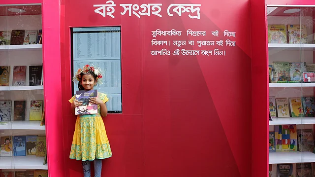 সুবিধাবঞ্চিত শিশুর হাতে বই তুলে দেওয়া জন্য আয়োজন আছে বইমেলায়। ছবি: সংগৃহীত