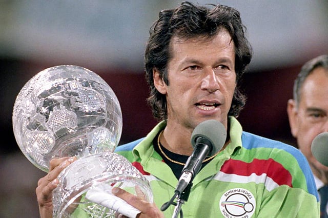 ১৯৯২ বিশ্বকাপ জয়ের পর ট্রফি হাতে ইমরান খান। ফাইল ছবি