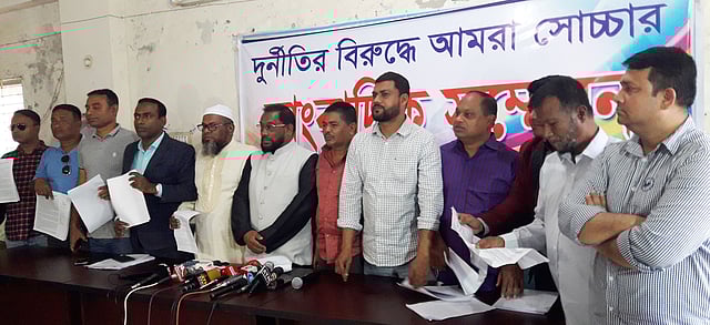 সাংসদ আবদুল্লাহ আল ইসলাম জ্যাকবের বিরুদ্ধে কমিশন বাণিজ্য ও অনিয়ম-দুর্নীতির অভিযোগ তুলে সংবাদ সম্মেলন করেন ২৫ জন ঠিকাদার। ভোলা প্রেসক্লাব, ২০ ফেব্রুয়ারি। ছবি: প্রথম আলো