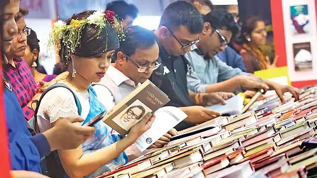 অমর একুশে গ্রন্থমেলায় দর্শনার্থীদের ভিড়। গতকাল সোহরাওয়ার্দী উদ্যানে। প্রথম আলো