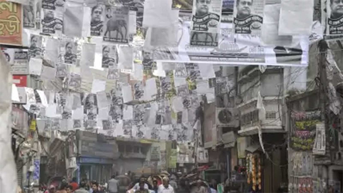 সিটি নির্বাচনের পর এ ধরনের প্লাস্টিক অথবা পিভিসির ব্যবহার থেকে বিরত থাকতে পারি একুশের উদ্যাপনে। ছবি: প্রথম আলো