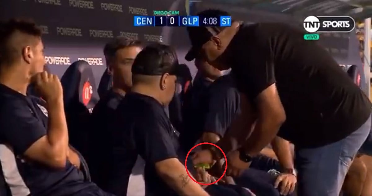 ম্যারাডোনাকে দেওয়া এই প্যাকেটে কী ছিল কে জানে! ছবি: টুইটার