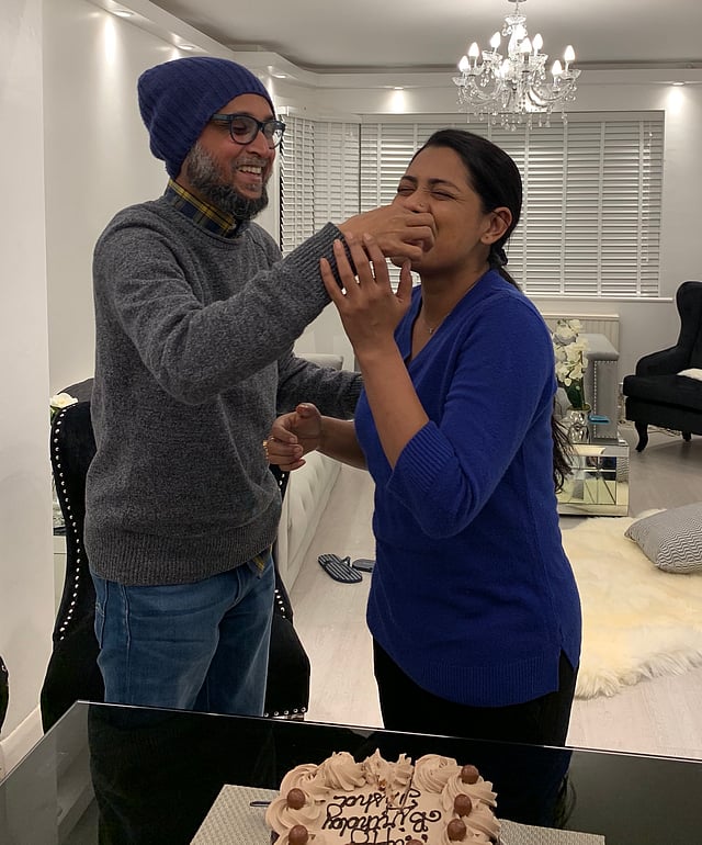 তিশাকে কেক খাইয়ে দিচ্ছেন স্বামী মোস্তফা সরয়ার ফারুকী। ছবি: ফেসবুক