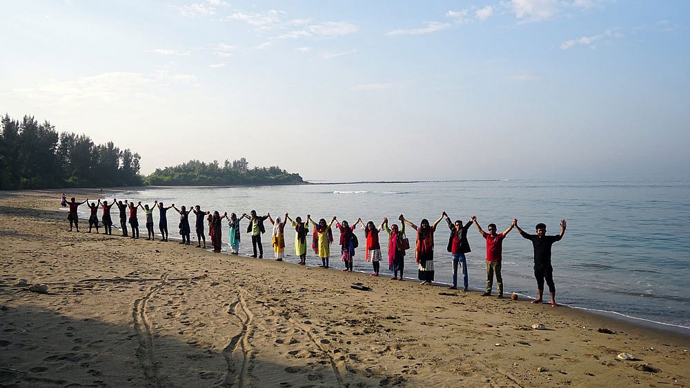 প্রবাল, ঝুরঝুরে বালু, নীল জলের সৈকতে কুমিল্লা বিশ্ববিদ্যালয়ের ফার্মাসি বিভাগের শিক্ষার্থীরা। ছবি: সংগৃহীত