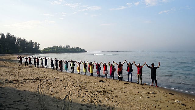 প্রবাল, ঝুরঝুরে বালু, নীল জলের সৈকতে কুমিল্লা বিশ্ববিদ্যালয়ের ফার্মাসি বিভাগের শিক্ষার্থীরা। ছবি: সংগৃহীত