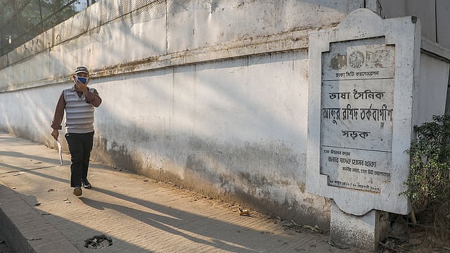 ধানমন্ডির কয়েকটি সড়কের নামকরণ করা হয়েছে ভাষাসৈনিকদের নামে।