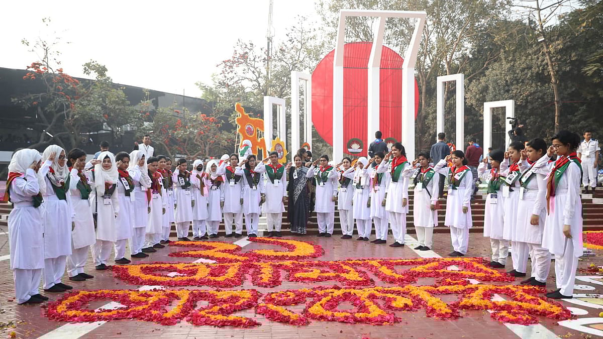 মহান শহীদ দিবস ও আন্তর্জাতিক মাতৃভাষা দিবসে শ্রদ্ধার ফুলে সাজানো হয়েছে কেন্দ্রীয় শহীদ মিনার। ঢাকা, ২১ ফেব্রুয়ারি। ছবি: আবদুস সালাম