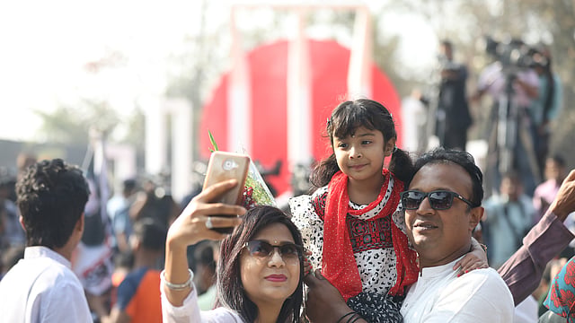 শহীদ দিবসের স্মৃতি ক্যামেরাবন্দী করে রাখছেন অনেকে।