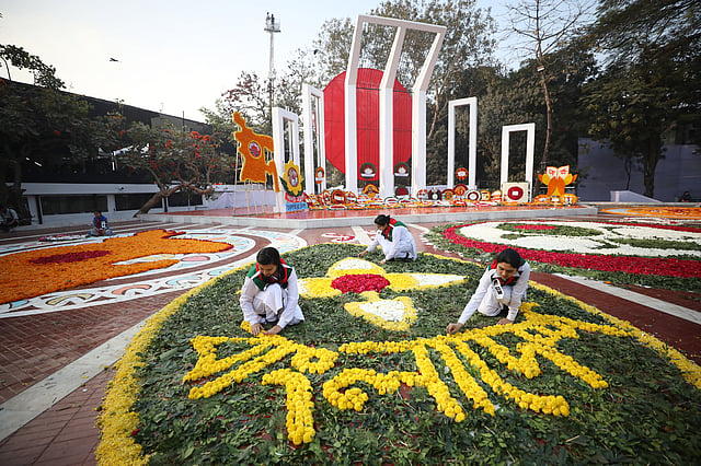 শহীদ মিনারের বেদিতে ফুল দিয়ে আলপনা।
