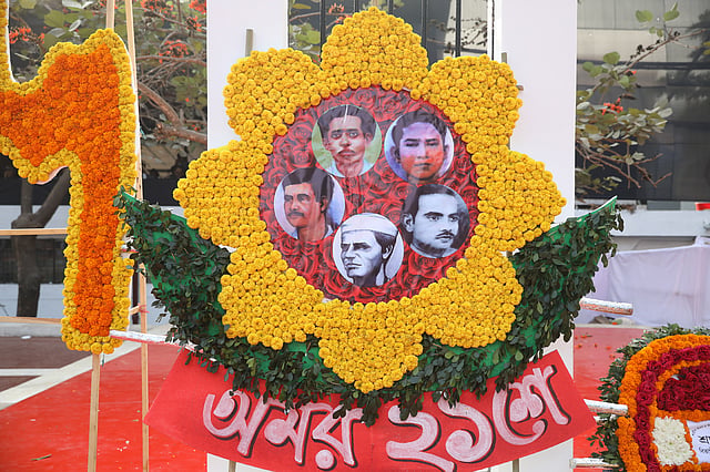 ফুলে ফুলে শহীদদের স্মরণ।