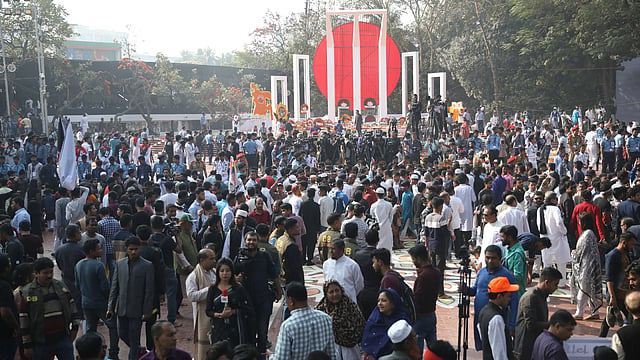 কেন্দ্রীয় শহীদ মিনার প্রাঙ্গণে শ্রদ্ধা জানাতে আসা মানুষের ঢল।