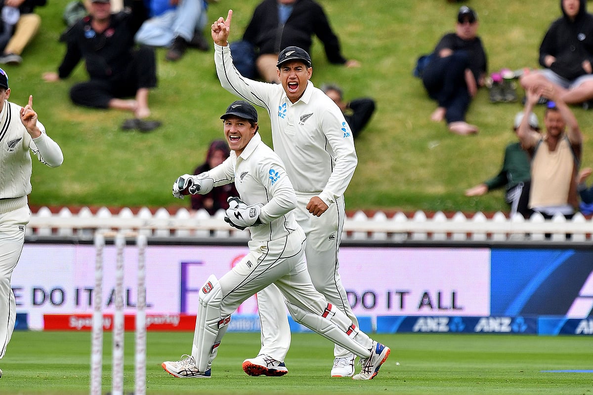পূজারা আউট হওয়ার পর নিউজিল্যান্ডের উইকেটকিপার বিজে ওয়াটলিং ও ১০০ টেস্ট খেলতে নামা রস টেলরের উল্লাস। ছবি: এএফপি