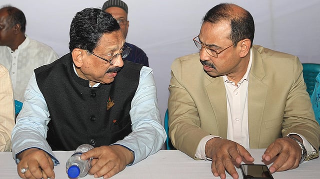 পাশাপাশি তাঁরা দুজন। আওয়ামী লীগের বর্তমান মেয়র আ জ ম নাছির উদ্দীন ও আসন্ন নির্বাচনে মেয়র পদপ্রার্থী রেজাউল করিম চৌধুরী (বাঁয়ে)। নগর আওয়ামী লীগের আলোচনা সভায় মিলিত  হন তাঁরা। গতকাল বিকেল ৫টায় চট্টগ্রাম থিয়েটার ইনস্টিটিউট চত্বরে।  জুয়েল শীল