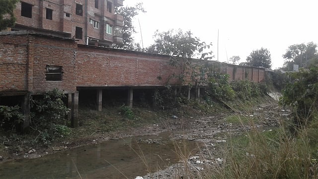 ঝিনাইদহের খাল দখল করে গড়ে তোলা হয়েছে ভবন, ব্যবসাপ্রতিষ্ঠান ও বাড়িঘর। সম্প্রতি হরিণাকুণ্ডুর সাতব্রিজ এলাকায়।  ছবি: প্রথম আলো