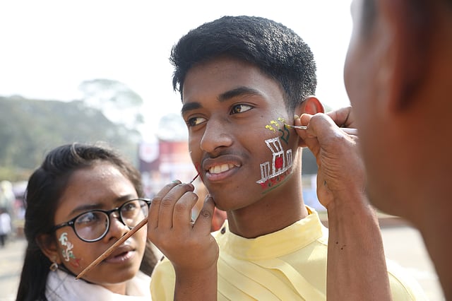গালে শহীদ মিনারের ছবি আঁকিয়ে নিচ্ছে এক কিশোর।