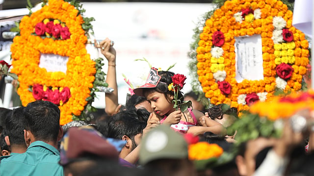 কোলে চেপে শ্রদ্ধা জানাতে এসেছে এক শিশু।