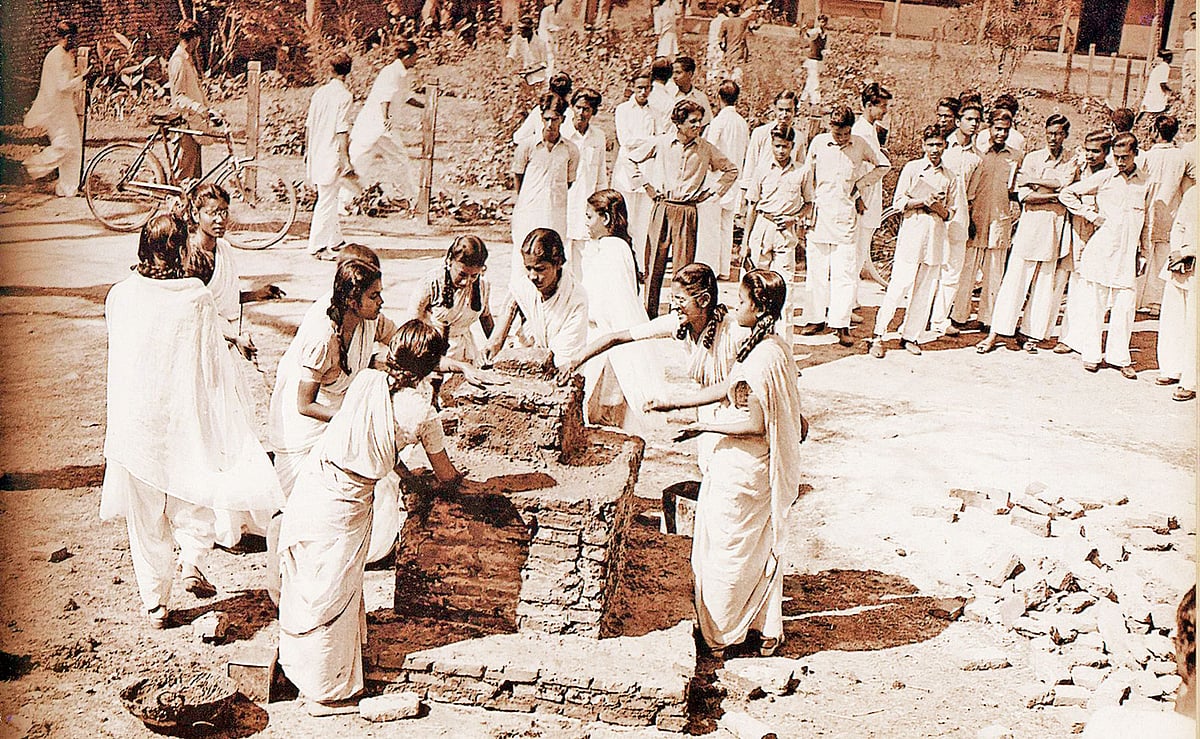 পুরান ঢাকা কলেজ প্রাঙ্গণে ইডেন কলেজের িবজ্ঞান িবভাগের ছাত্রীেদর স্মৃতিস্তম্ভ িনর্মাণ, ২১ ফেব্রুয়ারি ১৯৫৩। ছবি: রফিকুল ইসলাম