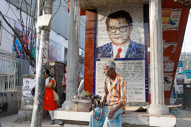 ভাষাসৈনিক ডা. গোলাম মাওলার ম্যুরাল ও নামফলকের স্থানটি অযত্নে।