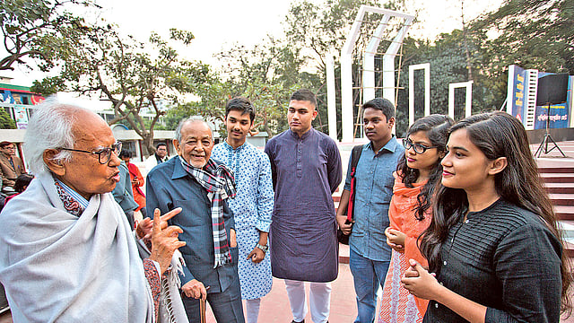 ভাষাসংগ্রামী আহমদ রফিক (বাঁয়ে) ও সাঈদ হায়দার (বাঁ থেকে দ্বিতীয়) ভাষাসংগ্রামের গল্প শোনাচ্ছেন এই প্রজন্মের পাঁচ তরুণ ও তরুণীকে। ১২ ফেব্রুয়ারি বিকেলে কেন্দ্রীয় শহীদ মিনারের সামনে।  ছবি: হাসান রাজা