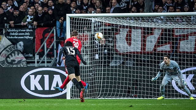 সালজবুর্গের জালে বল জড়িয়ে দিচ্ছেন ফ্রাঙ্কফুর্টের কামাদা। ছবি: উয়েফা ডটকম